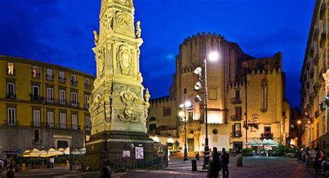 El Esp Ritu De Tot En Piazza San Domenico Maggiore En N Poles