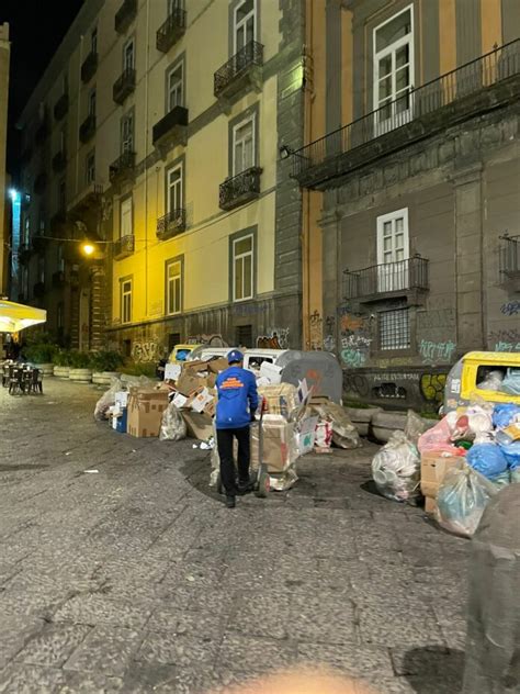 Rifiuti Sversamenti Illeciti A Napoli Discariche In Piazza San