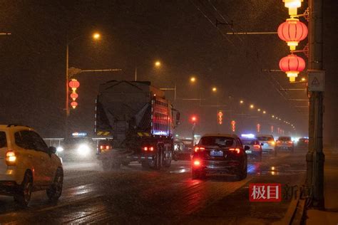 以雪为令，武汉市武昌城管彻夜不眠融雪保畅进行积雪人员