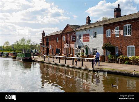 The Swan Public House at Fradley Junction, Staffordshire, England Stock Photo - Alamy