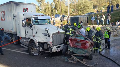 VIDEO Choque en la México Querétaro tráiler destroza auto rescatan