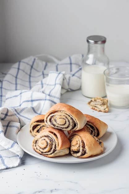 Dulces Bollos Caseros De Semillas De Amapola Con Leche Foto Premium