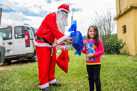 Fundo Social entrega brinquedos para crianças da área rural de Itupeva