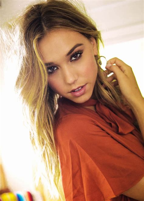 Alexis Ren Image