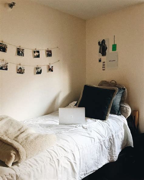 How To Create The Minimalist Dorm Room Of Your Dreams Minimalist Dorm