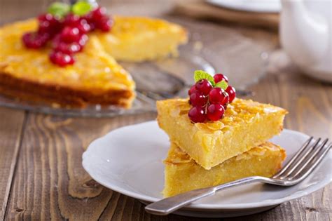 Premium Photo | Cornmeal cake with berries