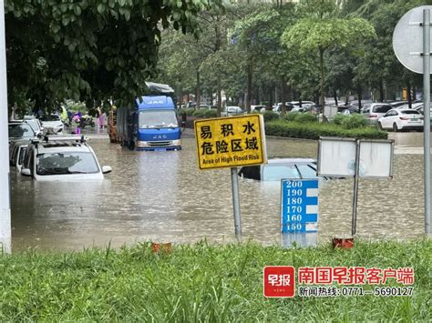 特大暴雨来了！南宁多条道路积水严重，有车辆被淹！暴雨红色预警发布