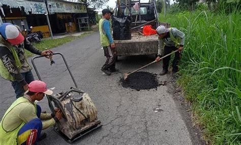 Ciptakan Kenyamanan Dinas Pupr Jombang Perbaiki Ruas Jalan Yang Rusak