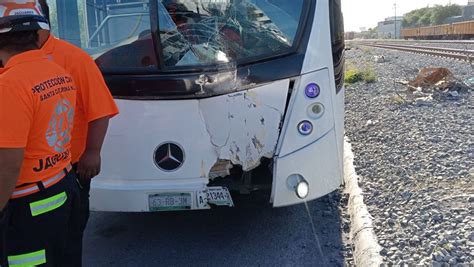 Chofer De Transporte De Personal Choca Contra Poste En Santa Catarina