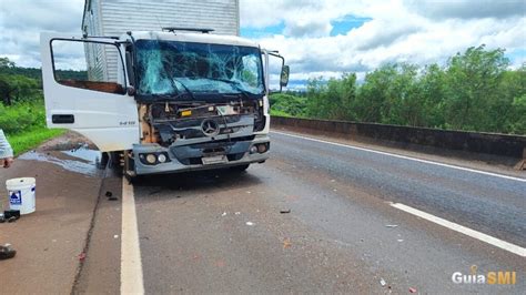 Criança fica ferida em colisão entre caminhões na BR 277 em São Miguel