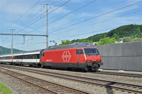 Re 450 070 6 durchfährt den Bahnhof Gelterkinden Bahnbilder de