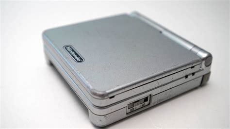 Game Boy Advance SP (Silver) - videogamesmuseum.org