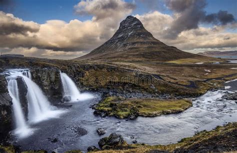 Cachoeiras De Kirkjufellsfoss E Montanha Isl Ndia De Kirkjufell Foto De