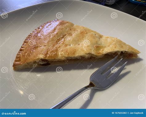 Een Stuk Appeltaart Op Een Witte Plaat Met Een Dessertvork Stock Foto