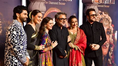 Heeramandi Premiere Sanjay Leela Bhansali Sonakshi Sinha Manisha