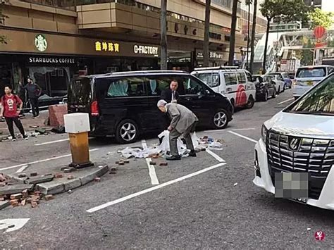 香港街头一张照片引人热议，一位顶级富豪，看！他在干嘛？！ 知乎