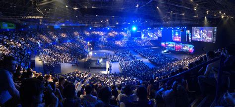 ESL Finals Crowd Panorama : r/DotA2