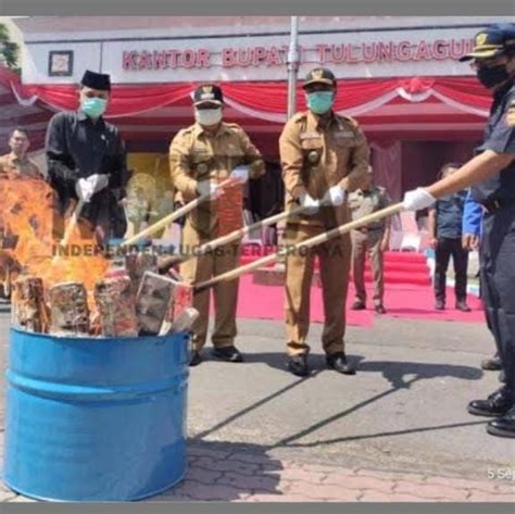 Pemkab Tulungagung Bersama Bea Cukai Musnahkan Jutaan Batang Rokok