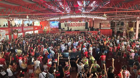 Viradouro: Mesmo sem vitória, comunidade celebra resultado em Niterói