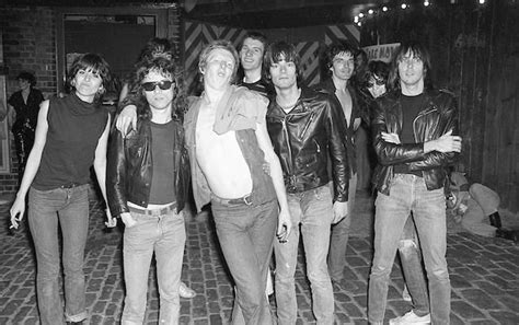 Fotos dos bastidores da primeira turnê dos Ramones Chrissie hynde