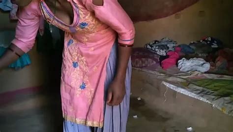 Desi Indian Bhabhi Ko Kitchen Me Khana Bana Rahi Jamin Par Lita Choda