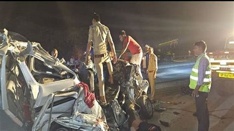 Greater Noida Road Accident On Yamuna Expressway Unknown Vehicle Hits Car Many Dead Amar Ujala