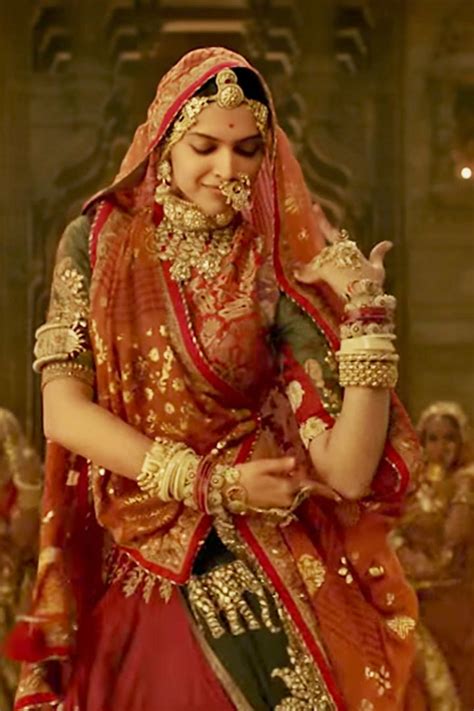 Deepika Padukone looks breathtaking in Padmavati’s first song, Ghoomar ...