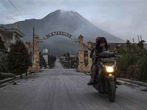 Indonesias Merapi Volcano Spews Hot Clouds In New Eruption Toronto Sun