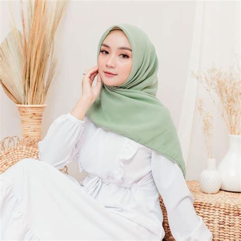 Kerudung Bella Square Warna Sage Green Bahan Pollycotton Kerudung Segi