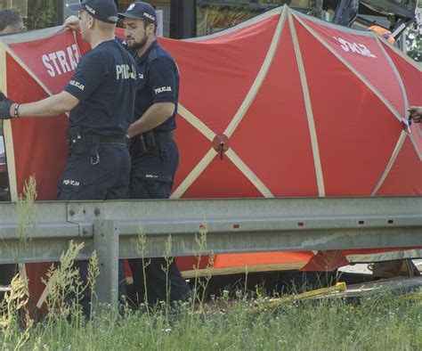 Wypadek na Kaszubach Samochód uderzył w drzewo Jedna osoba nie żyje