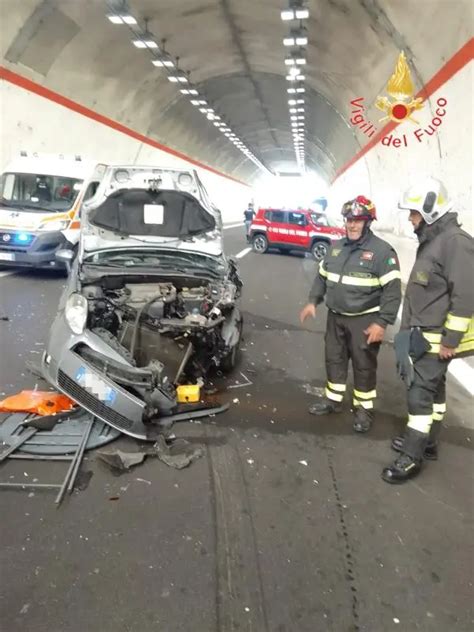 Squillace Scontro In Galleria Auto Coinvolte E Feriti