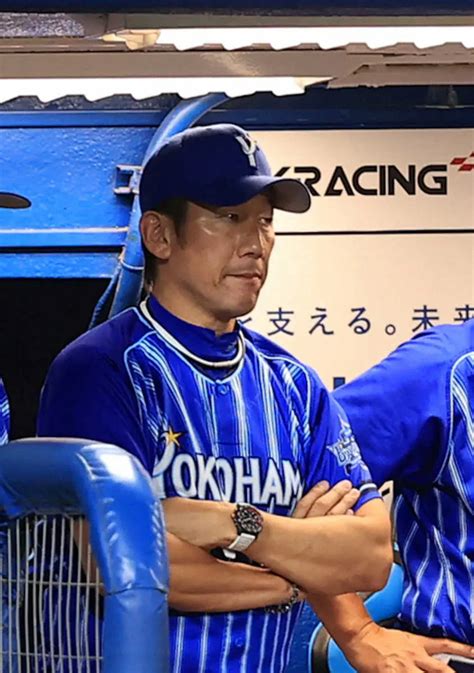 ベンチで腕を組む三浦監督（撮影・久冨木 修） ― スポニチ Sponichi Annex 野球