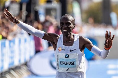 Recordista De Maratonas Corredor Queniano Leva Filosofia Para As