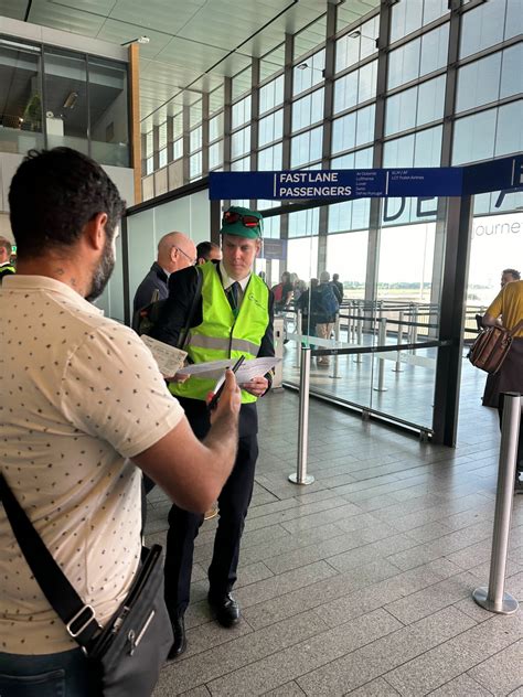 Grève des salariés de Cargolux Action de distribution à laéroport