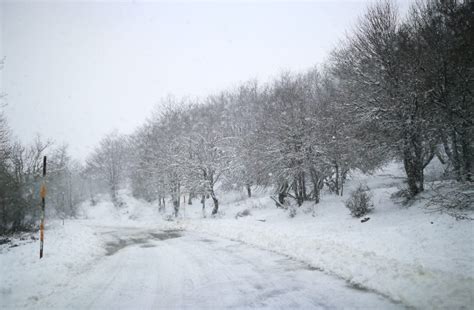 Messina Neve Nelle Zone Montane Mezzi Spargisale E Spazzaneve Per