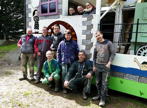 Tous les samedis ils préparent leur char pour le carnaval de La Graverie