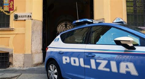 Ricercato Dalla Polizia Si Presenta In Questura Per Denunciare Lo