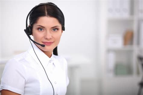 Retrato De Una Bella Mujer De Negocios Que Trabaja En Su Escritorio Con