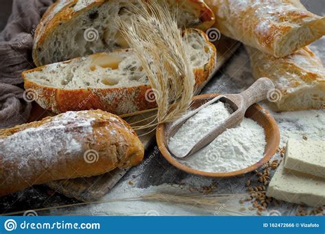 Brood Van Meel Stock Foto Image Of Bakkerij Gebakje 162472666