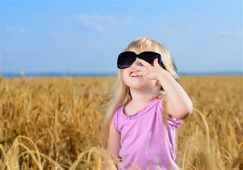 Fille Blonde Mignonne Jouant Avec Des Brindilles Sur La Terre Image