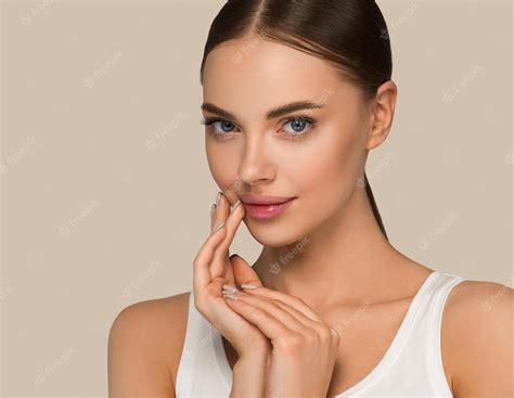 Premium Photo Beautiful Skin Woman Model With Hands Natural Makeup