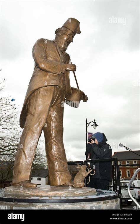 Statue of Tommy Cooper Caerphilly Stock Photo - Alamy