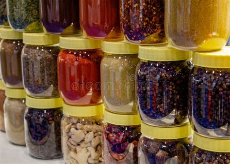 Variedad De Especias Almacenadas En Un Frasco En Un Mercado En La India