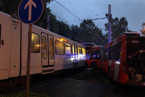 Bus Kracht In Stra Enbahn Sodass Tram Entgleist Beide Fahrer Verletzt