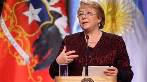 Bachelet refuta las críticas de Piñera a su Gobierno y afirma que ha