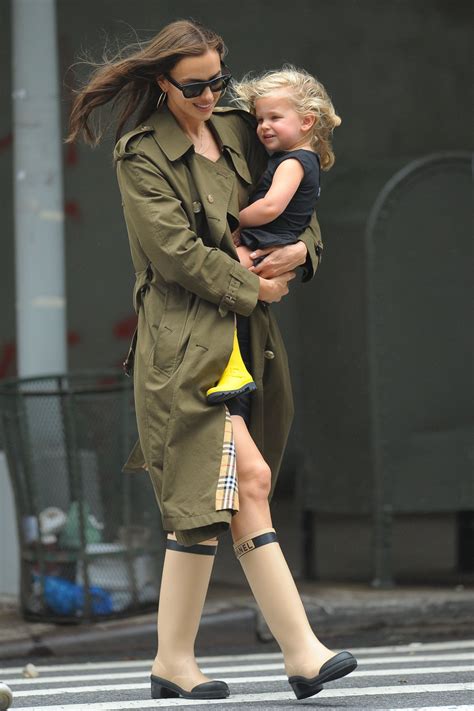 Irina Shayk And Daughter Lea Go For A Walk In Nyc See Photos Life And Style