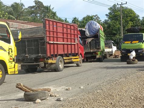 Perbaikan Jalan Tak Kunjung Selesai Timbulkan Debu Hingga Diportal Warga