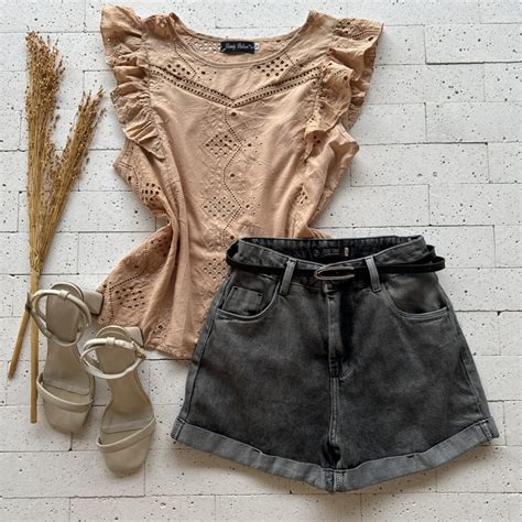 BLUSA EM LAISE DETALHE PONTO VAZADO E BABADOS NUDE Dondoca Moda Feminina
