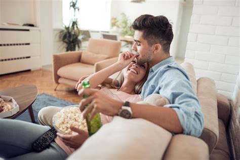 Pareja Viendo La Televisi N Y Comiendo Palomitas De Ma Z Foto Premium