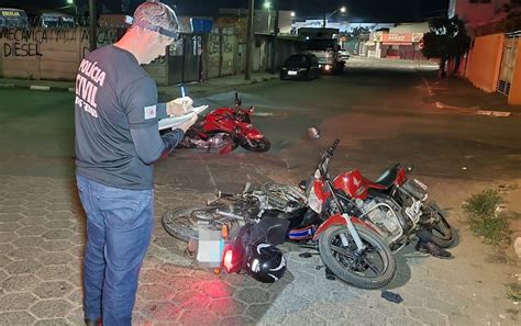 Batida Entre Três Motos Deixa Quatro Pessoas Feridas Em Passos Mg